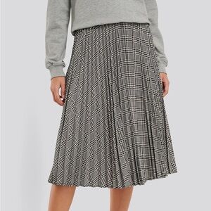 Connaitre EUC Pleated Knee Length Skirt Checkered Elstis waist skirt size XL